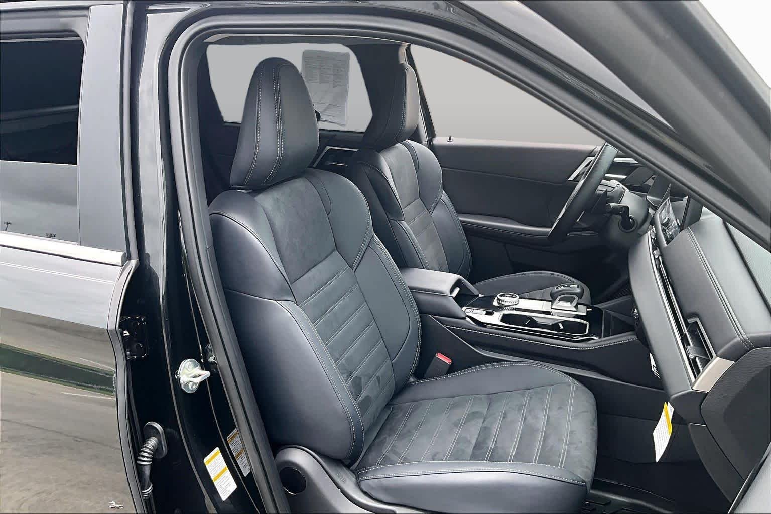 Used 2026 Black Diamond Mitsubishi SE image 9
