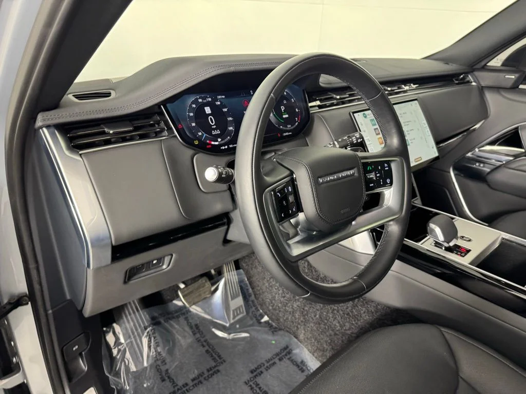Used 2025 Hakuba Silver Metallic Land Rover SE image 13