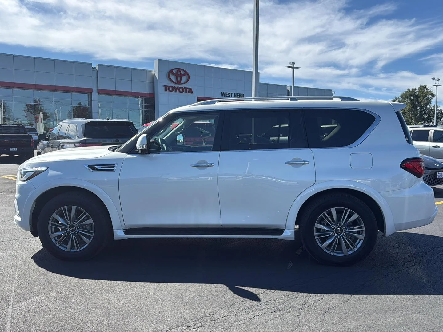 Used 2024 Moonstone White INFINITI LUXE image 6