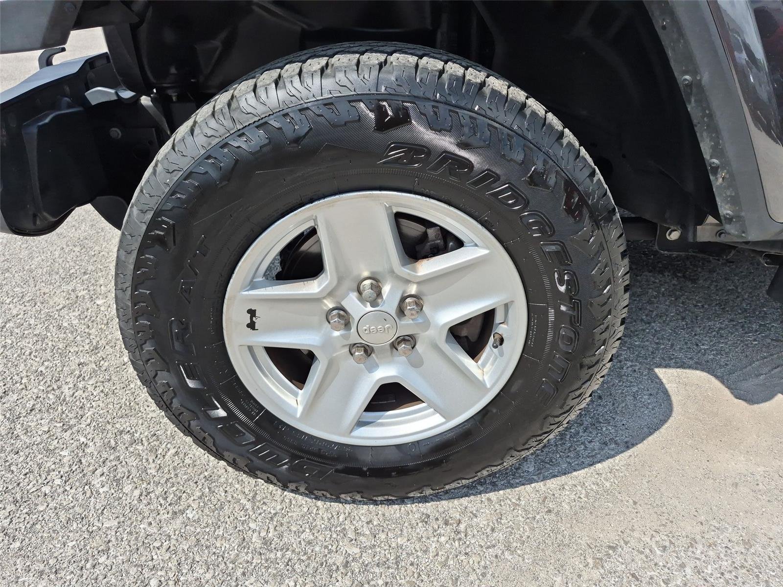 Used 2020 Granite Crystal Metallic Clearcoat Jeep Sport S image 10