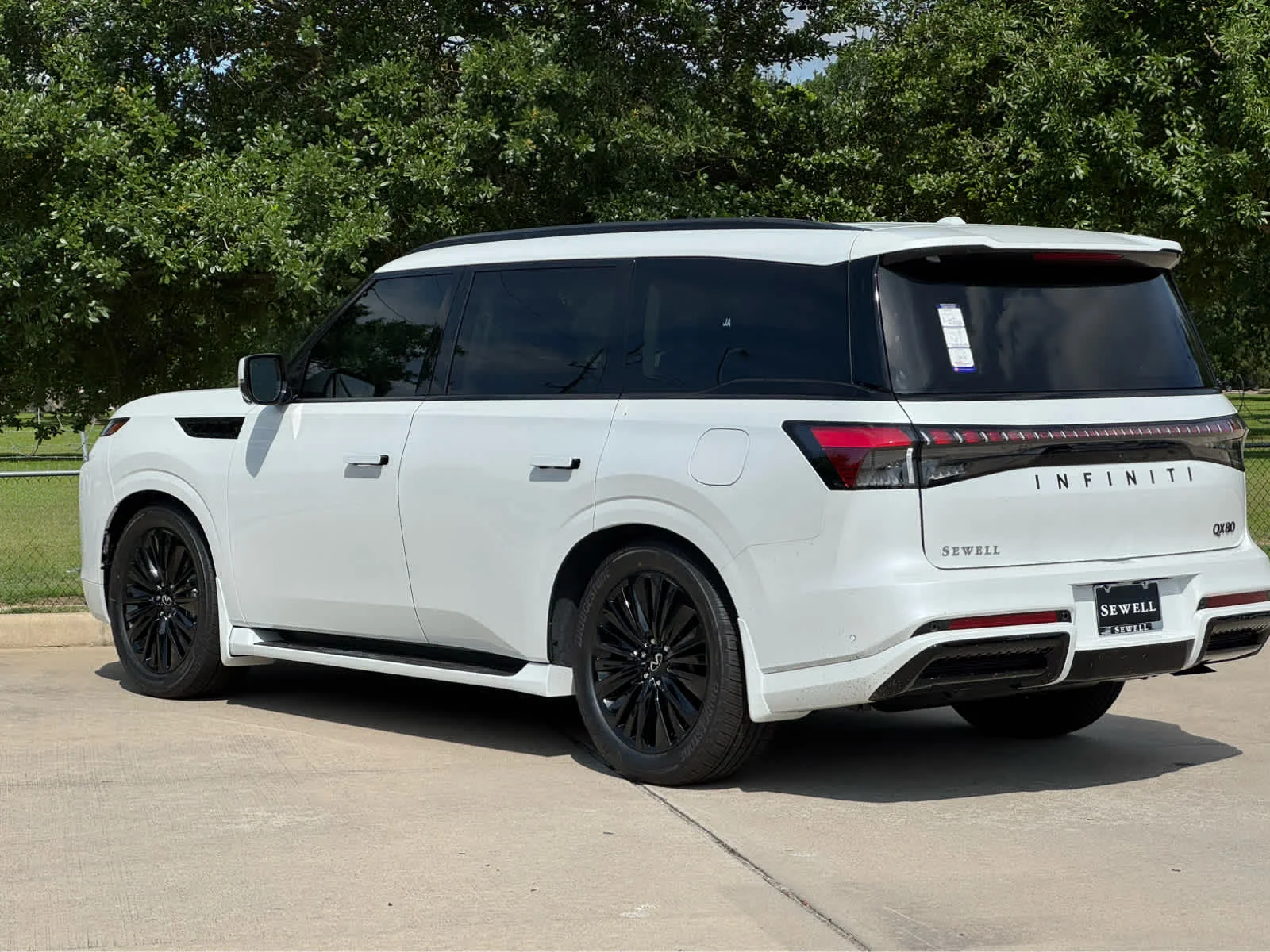 New 2026 RADIANT WHITE INFINITI Luxe 2WD image 4
