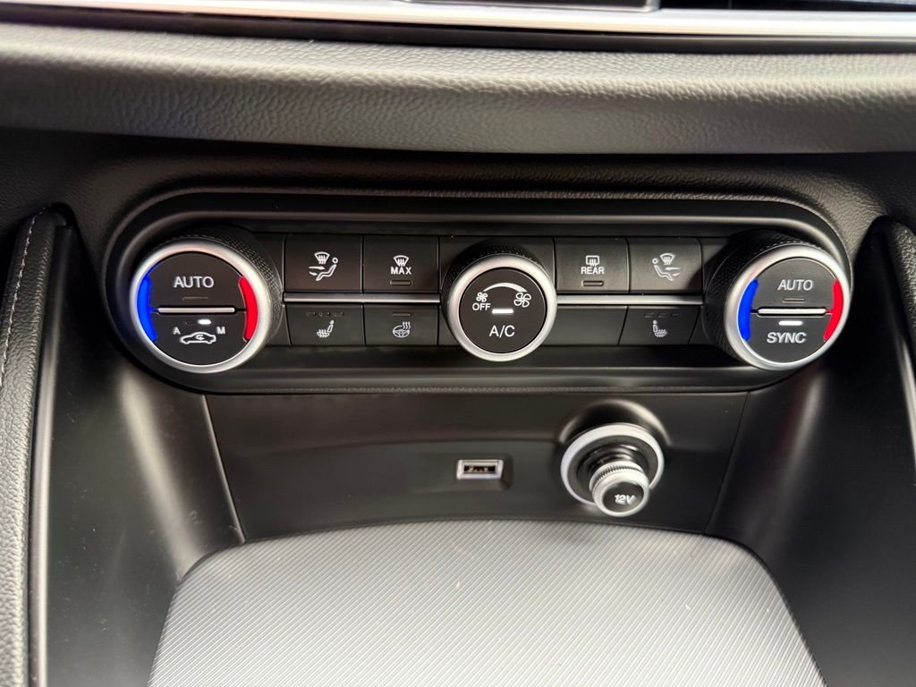 New 2026 Milano White Exterior Paint Alfa Romeo Base image 39