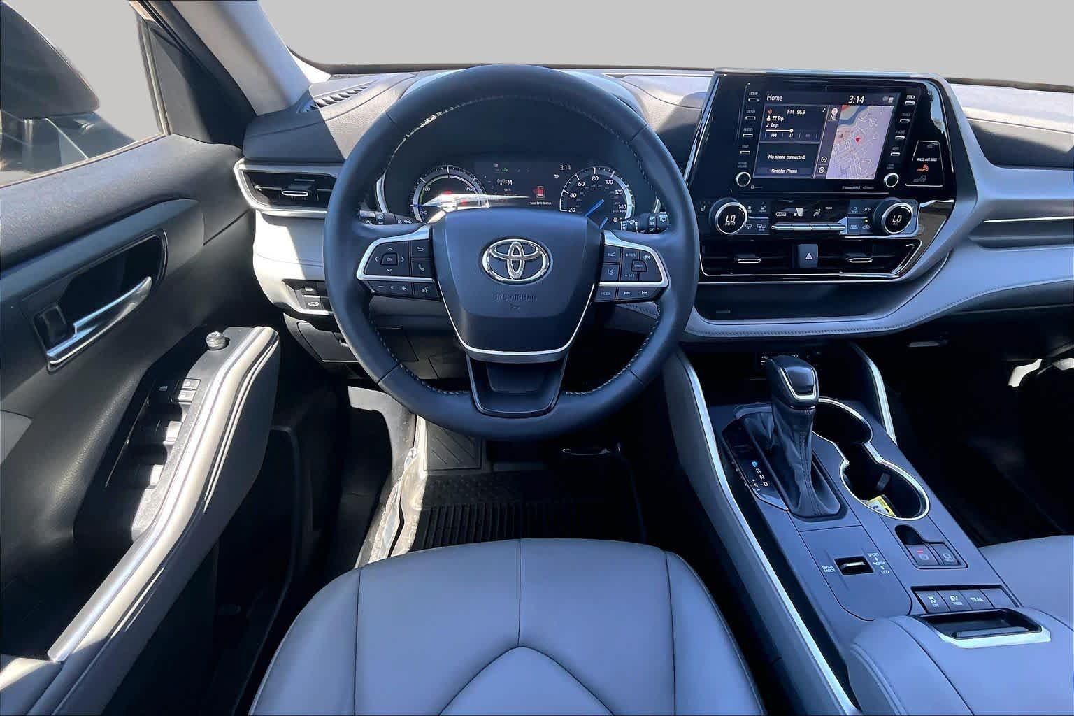 Pre-Owned 2022 Toyota Highlander Hybrid XLE
