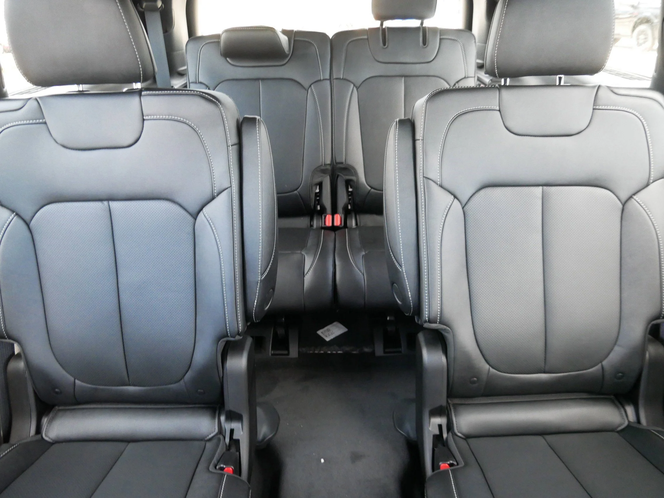 New 2026 Bright White Clear-Coat Exterior Paint Jeep Limited Reserve image 13