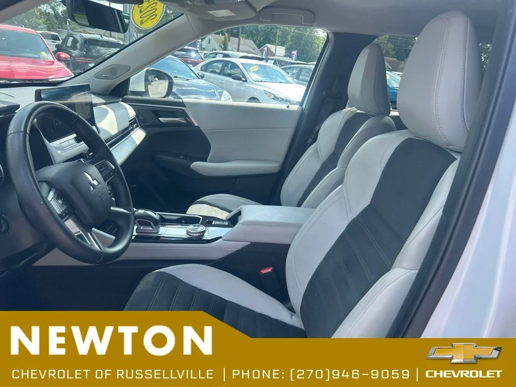 Used 2025  Mitsubishi SE image 4