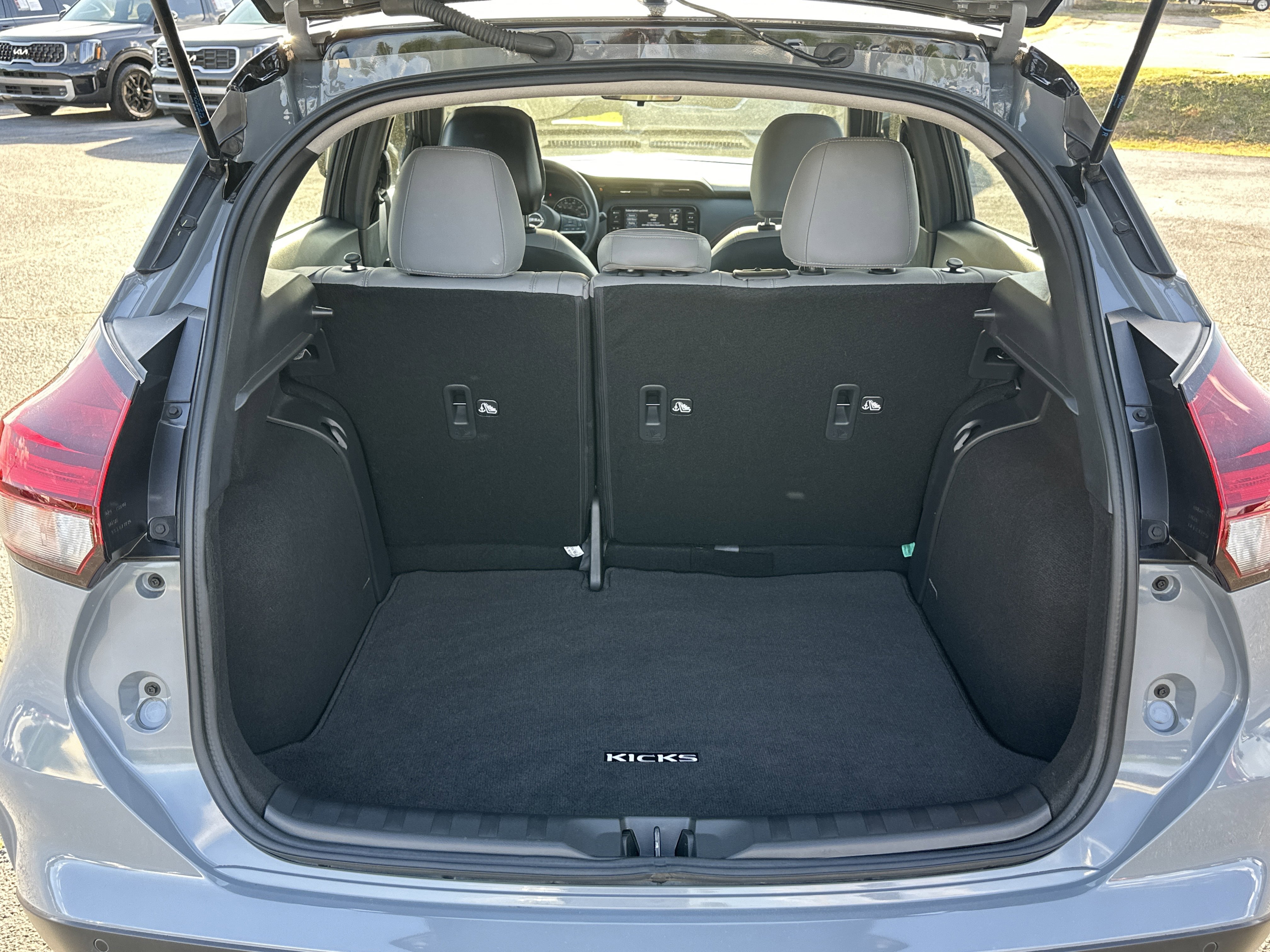 Used 2023 Gray/Super Black Nissan SR image 19