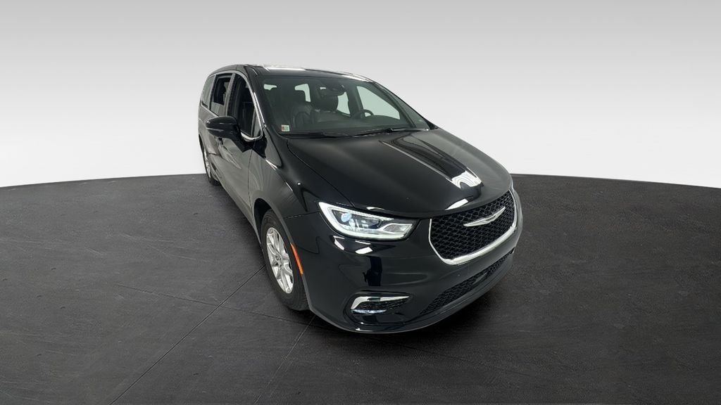 2025 Chrysler Pacifica Select's photo