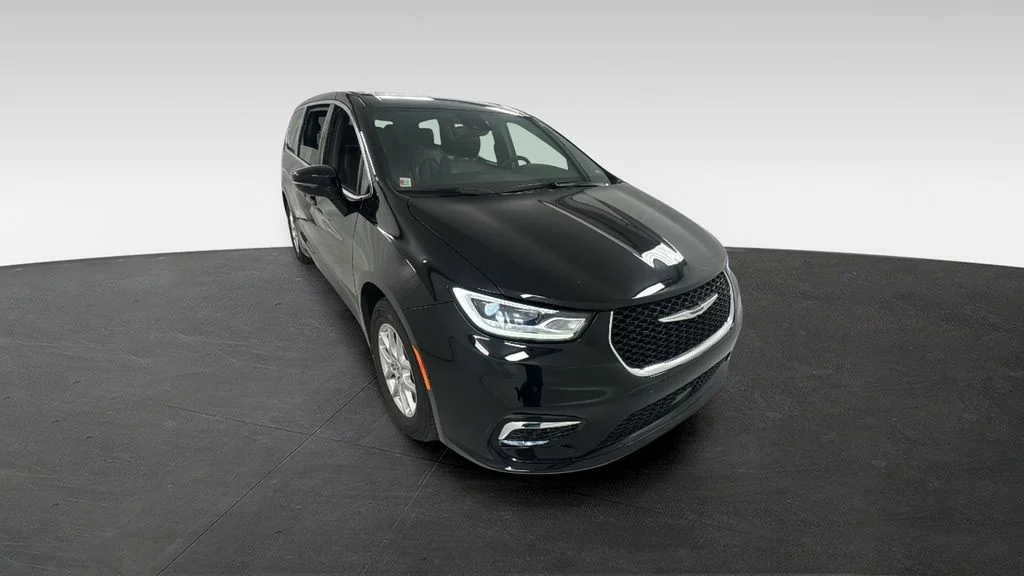 2025 Chrysler Pacifica Select's photo