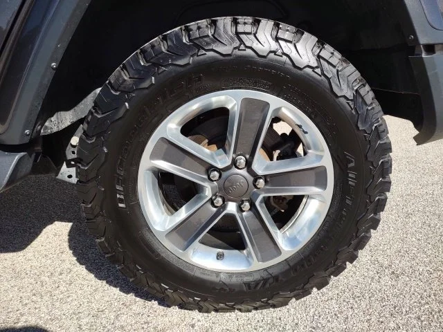 Certified Used 2019 Granite Crystal Clearcoat Metallic Jeep Unlimited Sahara image 29