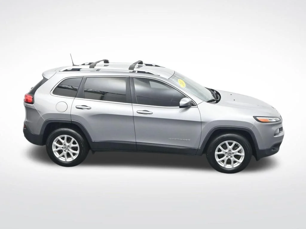 Used 2017 Billet Silver Metallic Clearcoat Jeep Latitude image 26