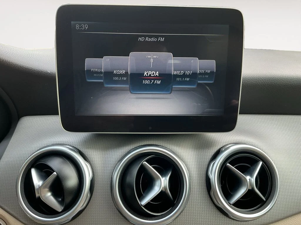 Used 2018 White Mercedes-Benz GLA 250 image 14