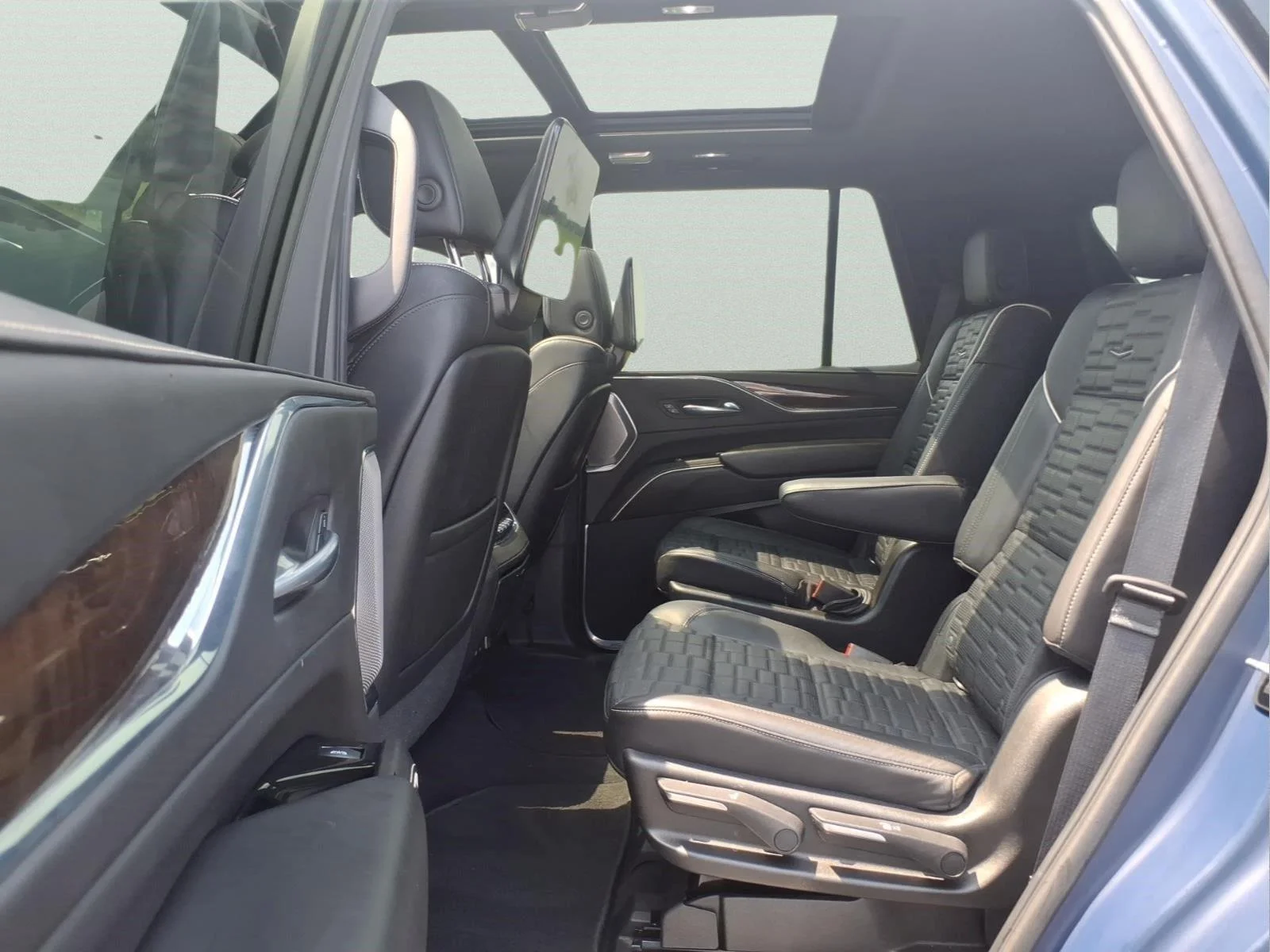 Used 2021 CRYSTAL WHITE TRICOAT Cadillac Sport Platinum image 4