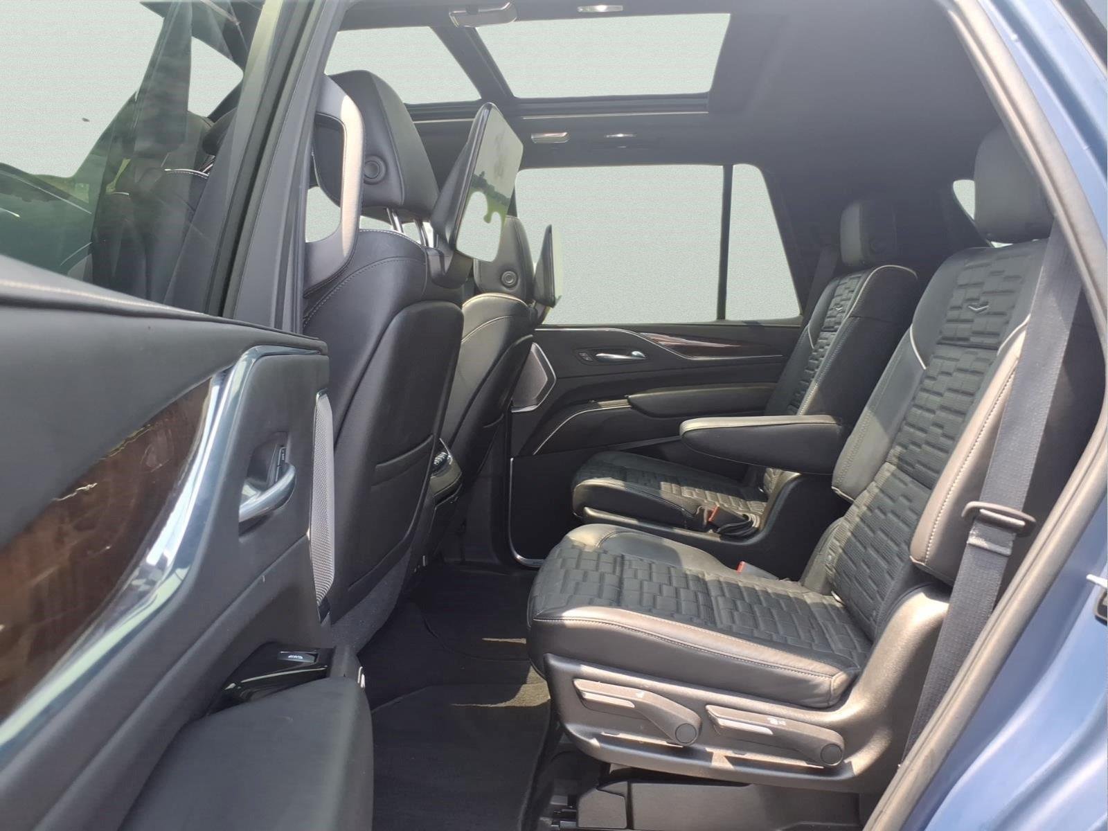 Used 2021 CRYSTAL WHITE TRICOAT Cadillac Sport Platinum image 4