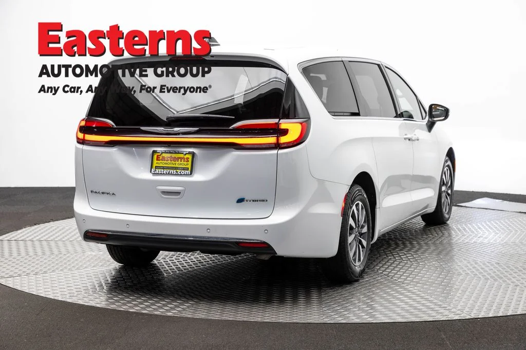 Used 2023 White Chrysler Touring L image 5