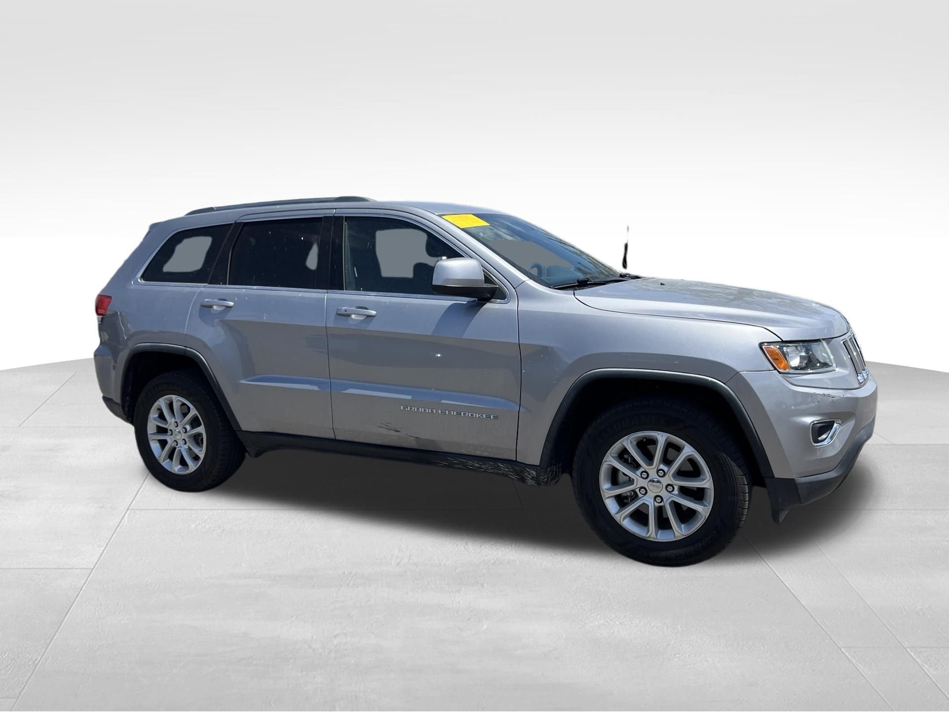 Used 2015 Silver Jeep Laredo image 3
