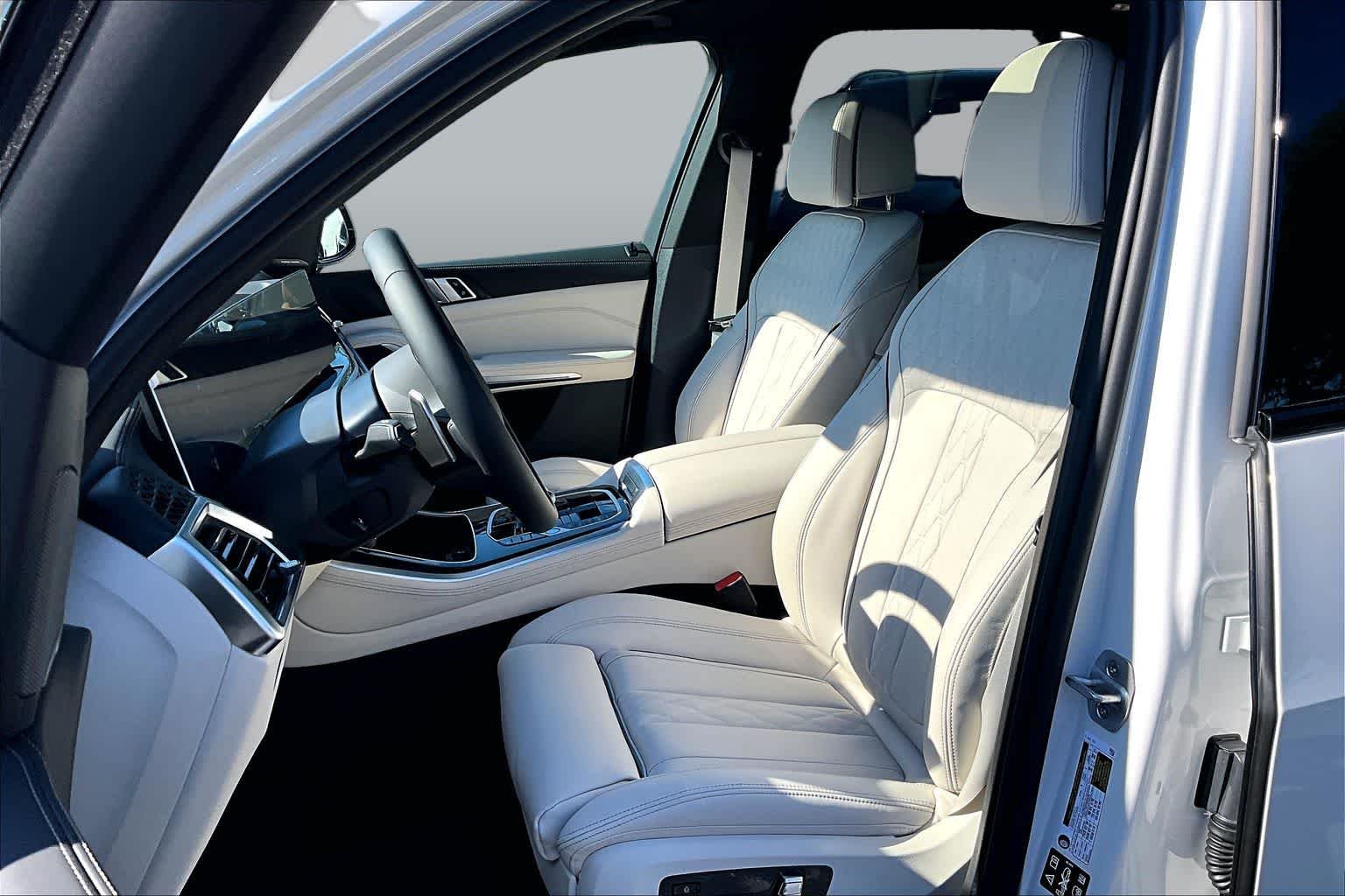 New 2026 Mineral White Metallic BMW xDrive40i image 9
