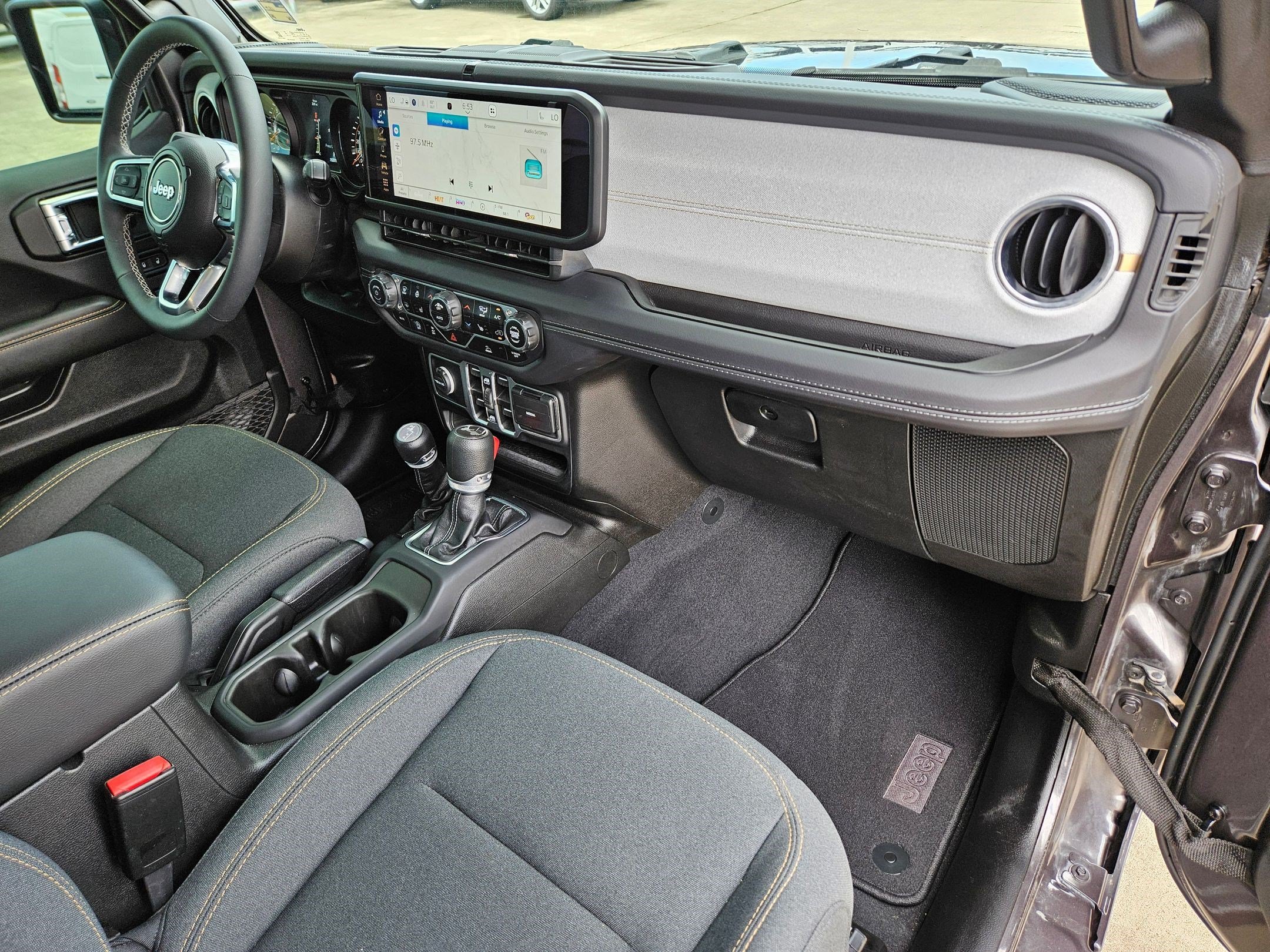 Used 2025 Granite Crystal Clearcoat Metallic Jeep Sahara image 29