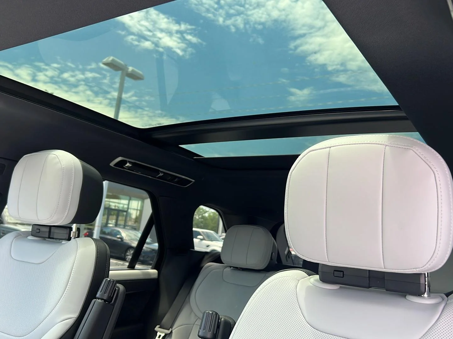 New 2026 Constellation Blue SV Bespoke Ultra Metallic Gloss Land Rover Dynamic SE image 25