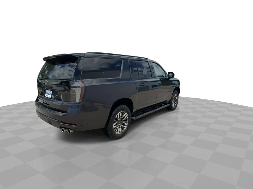 2025 Chevrolet Suburban Z71 - Photo 8