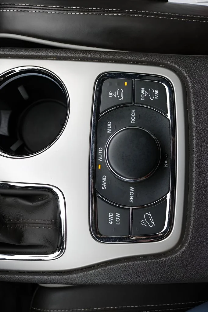 Used 2019 Off-white Jeep Overland image 28