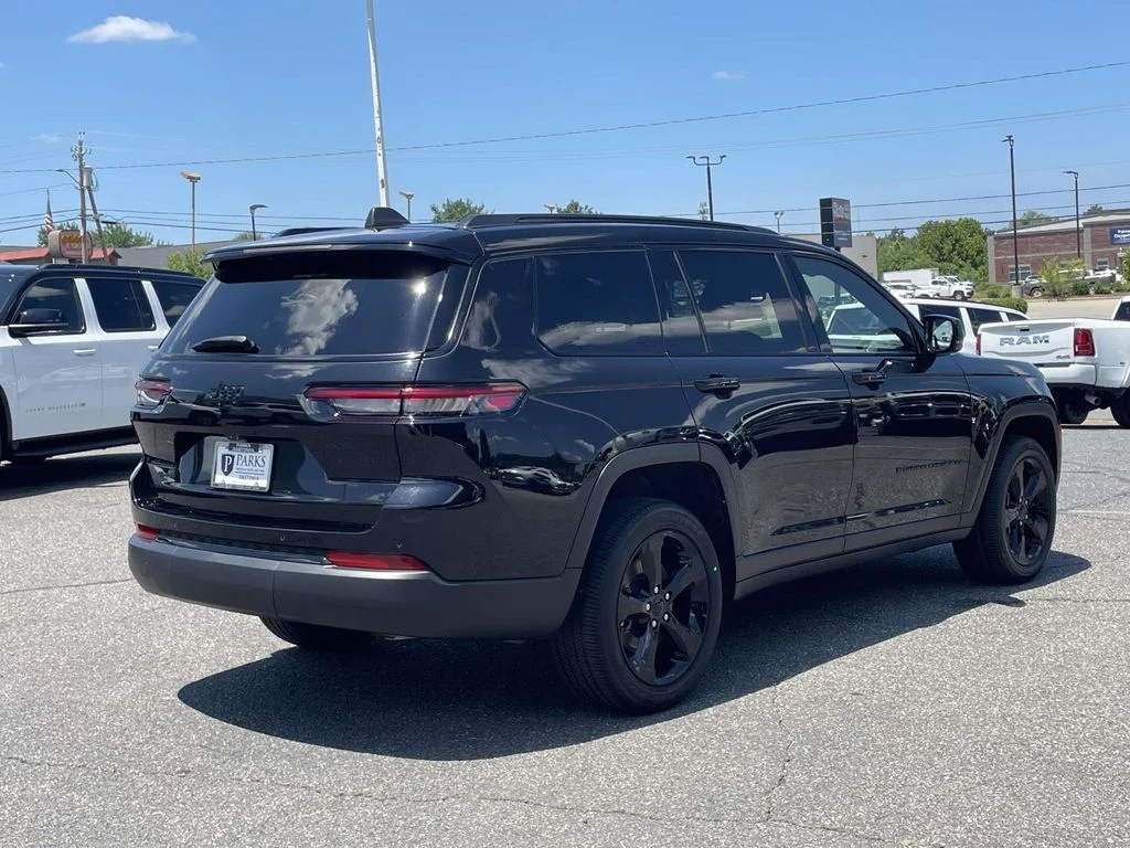 Used 2023 Black Jeep Altitude image 8