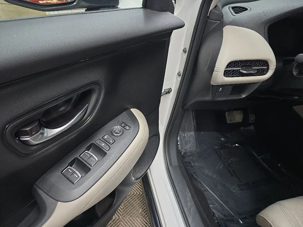 Used 2024 White Honda EX-L image 28