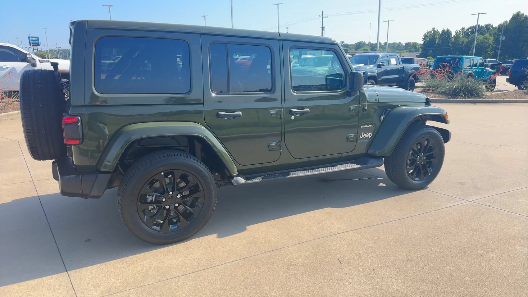 Used 2023 Sarge Green Clearcoat Jeep Sahara image 9