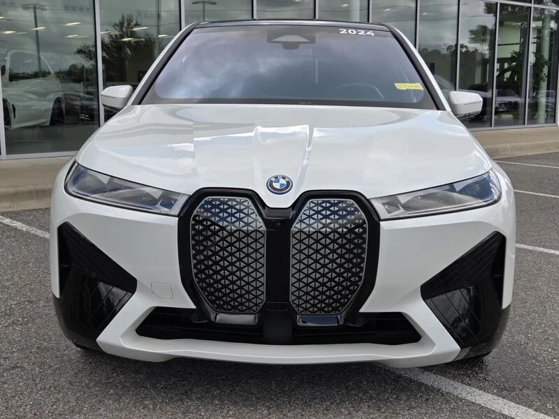 Used 2024 White Metallic BMW M60 SPORTS ACTIVITY VEHICLE image 8