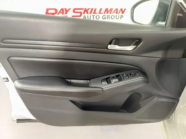 Used 2025 White Nissan 2.5 SV image 29