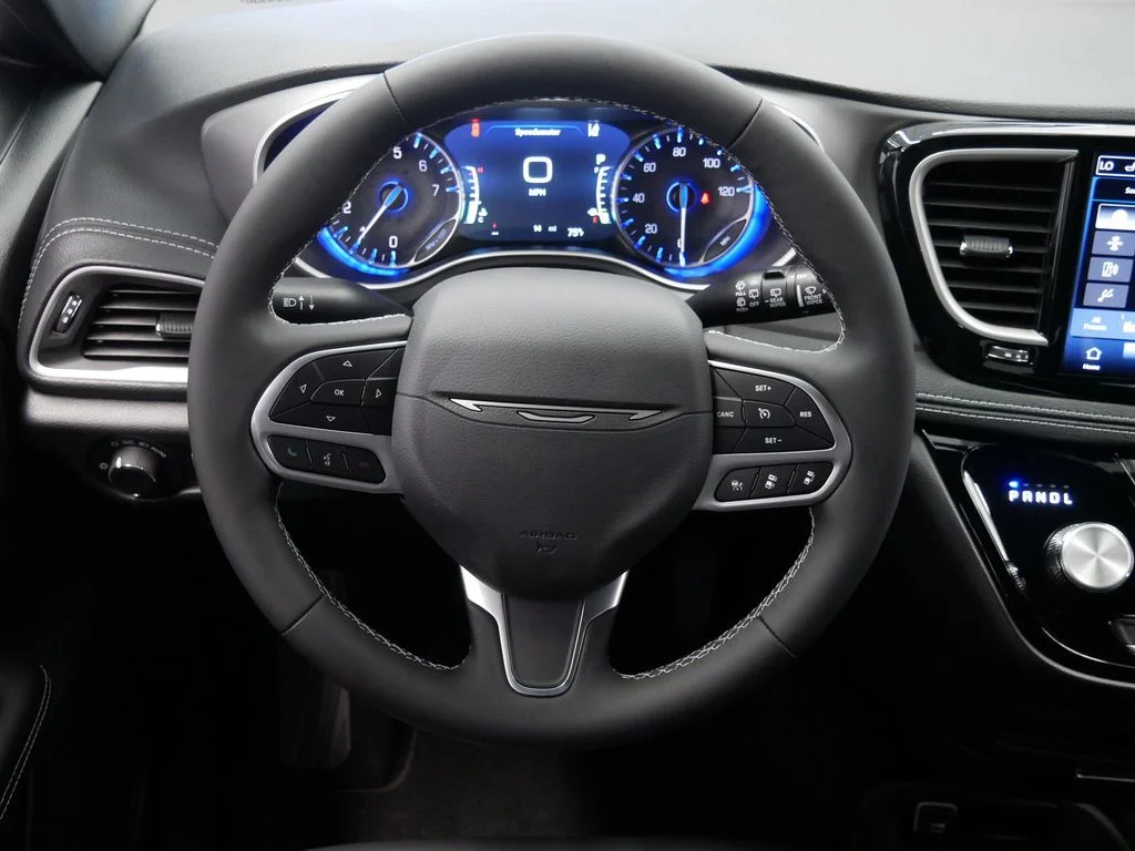 New 2027 Diamond Black Crystal Pearl-Coat Exterior Paint Chrysler Select image 17