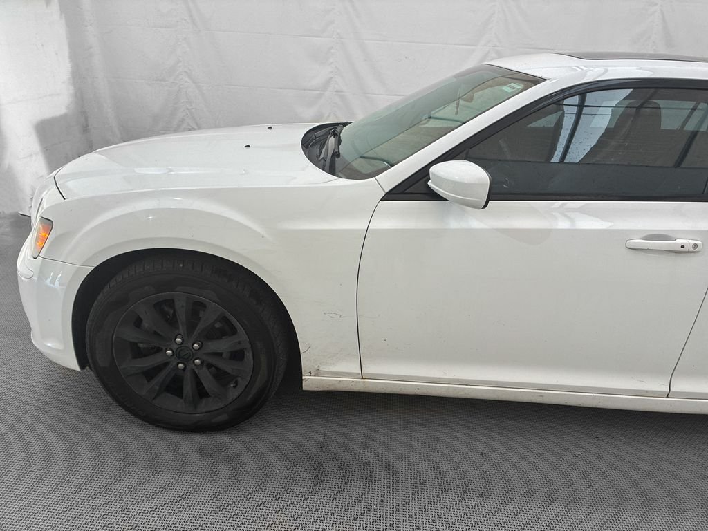 Used 2014 White Chrysler S image 3