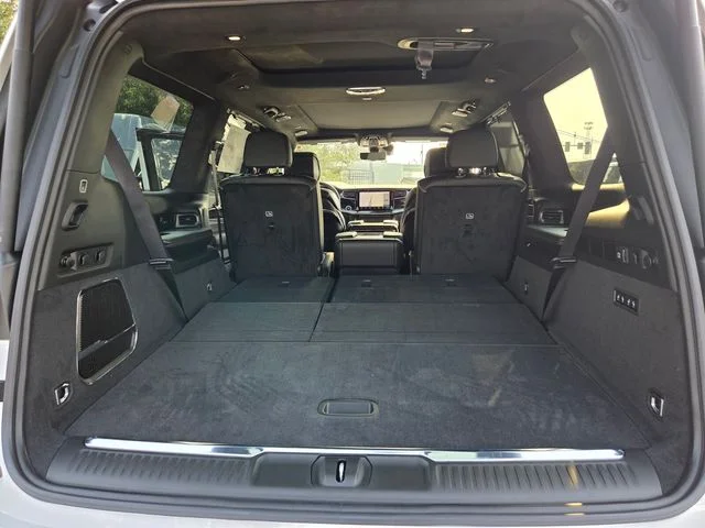 New 2026 Bright White Clear-Coat Exterior Paint Jeep Summit Reserve image 28
