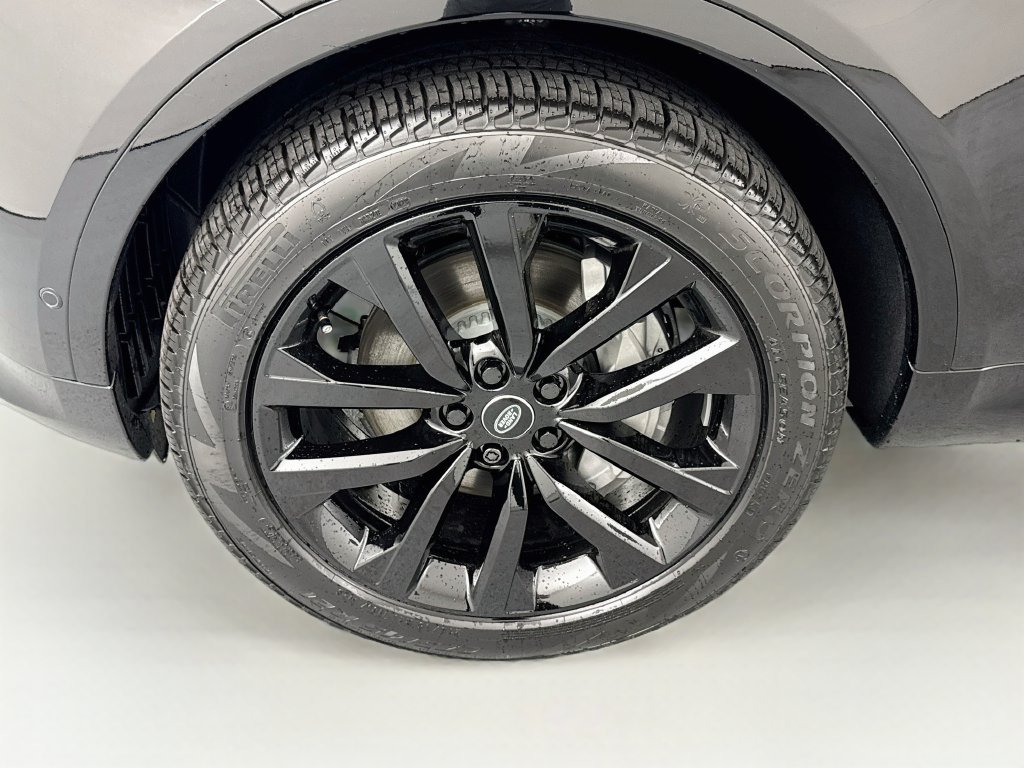 New 2026 Santorini Black Land Rover Dynamic SE image 33