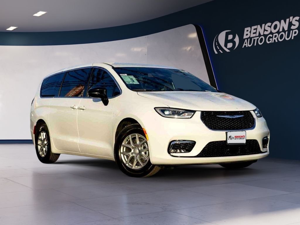2026 Chrysler Pacifica Select's photo