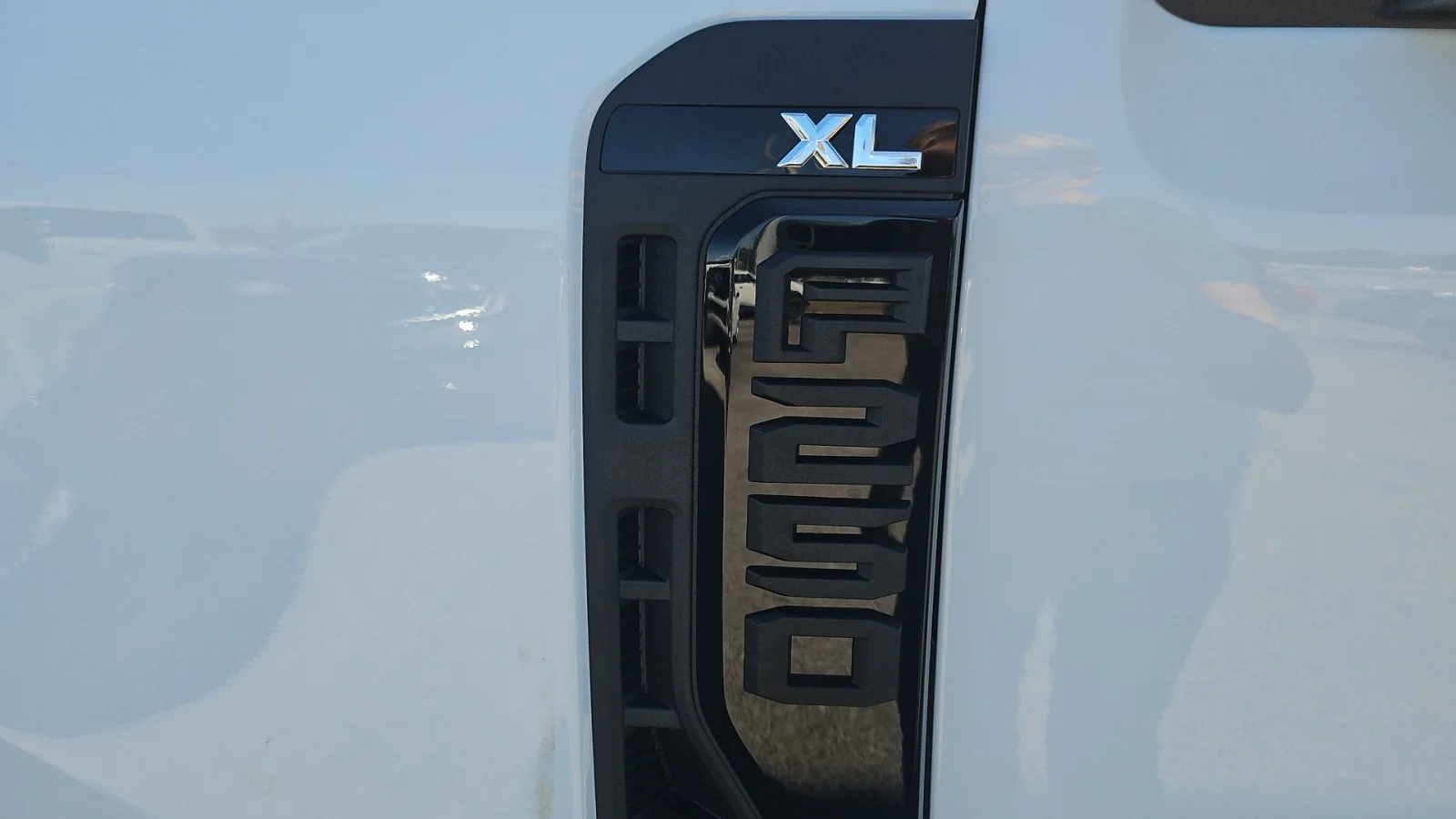 New 2027 Oxford White Ford XL 4WD image 9