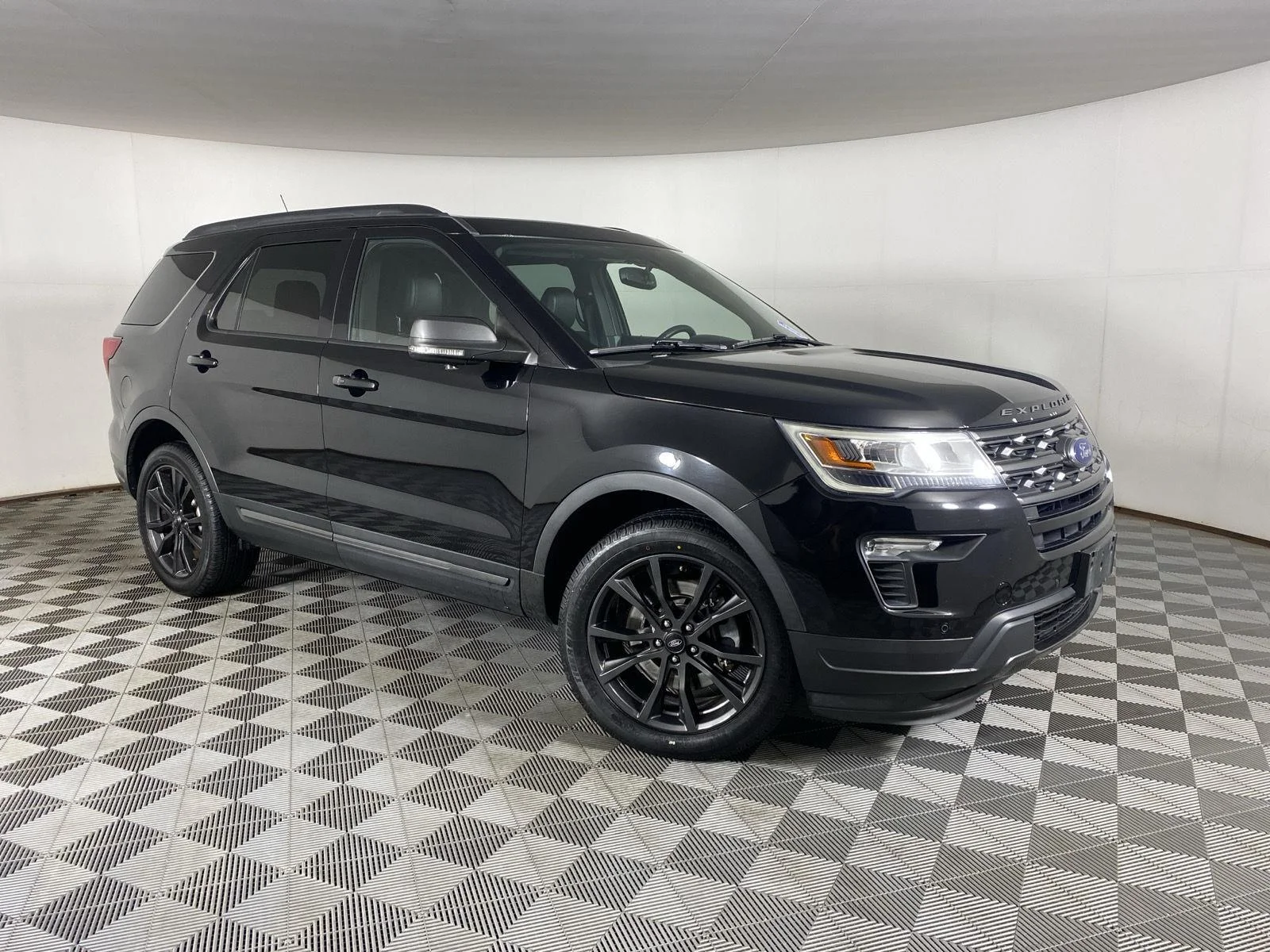 Used 2018 Shadow Black Ford XLT image 11