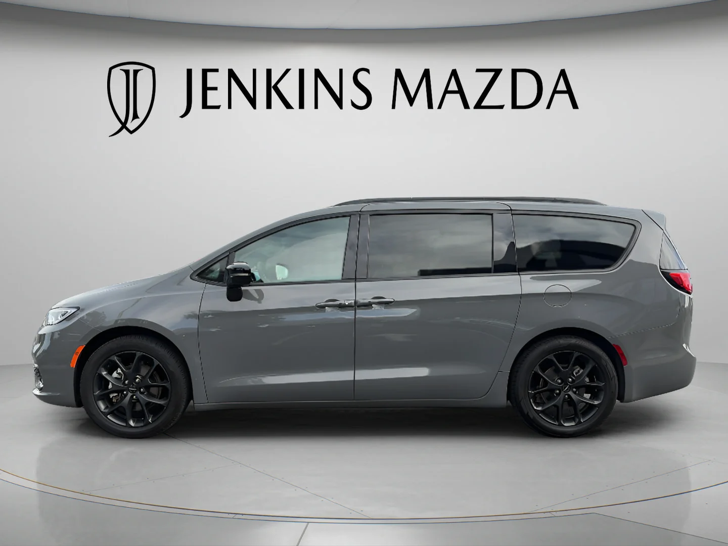 Used 2025 Ceramic Gray Clearcoat Chrysler Limited image 4