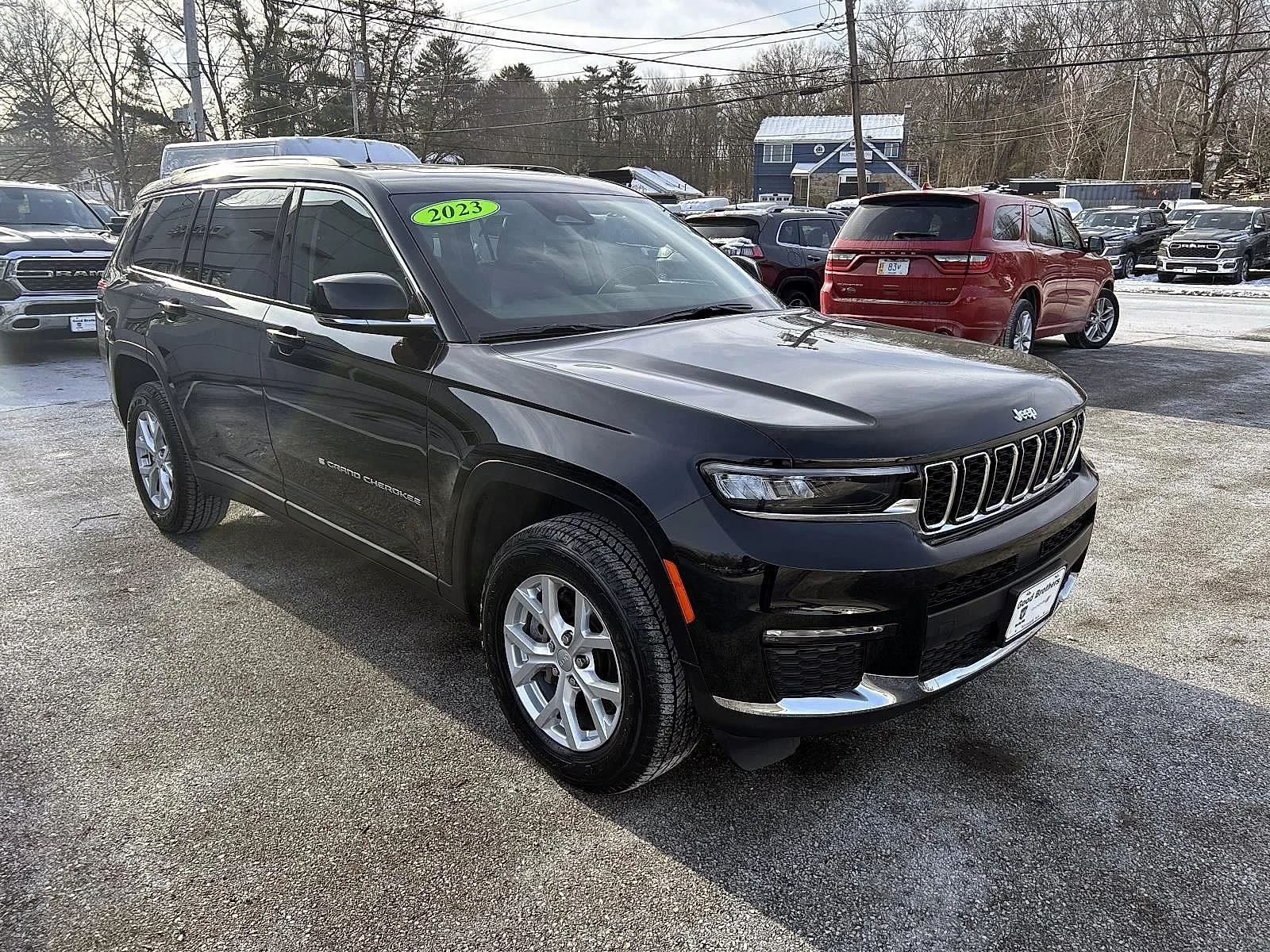 Used 2023 Diamond Black Crystal Pearlcoat Jeep Limited image 3