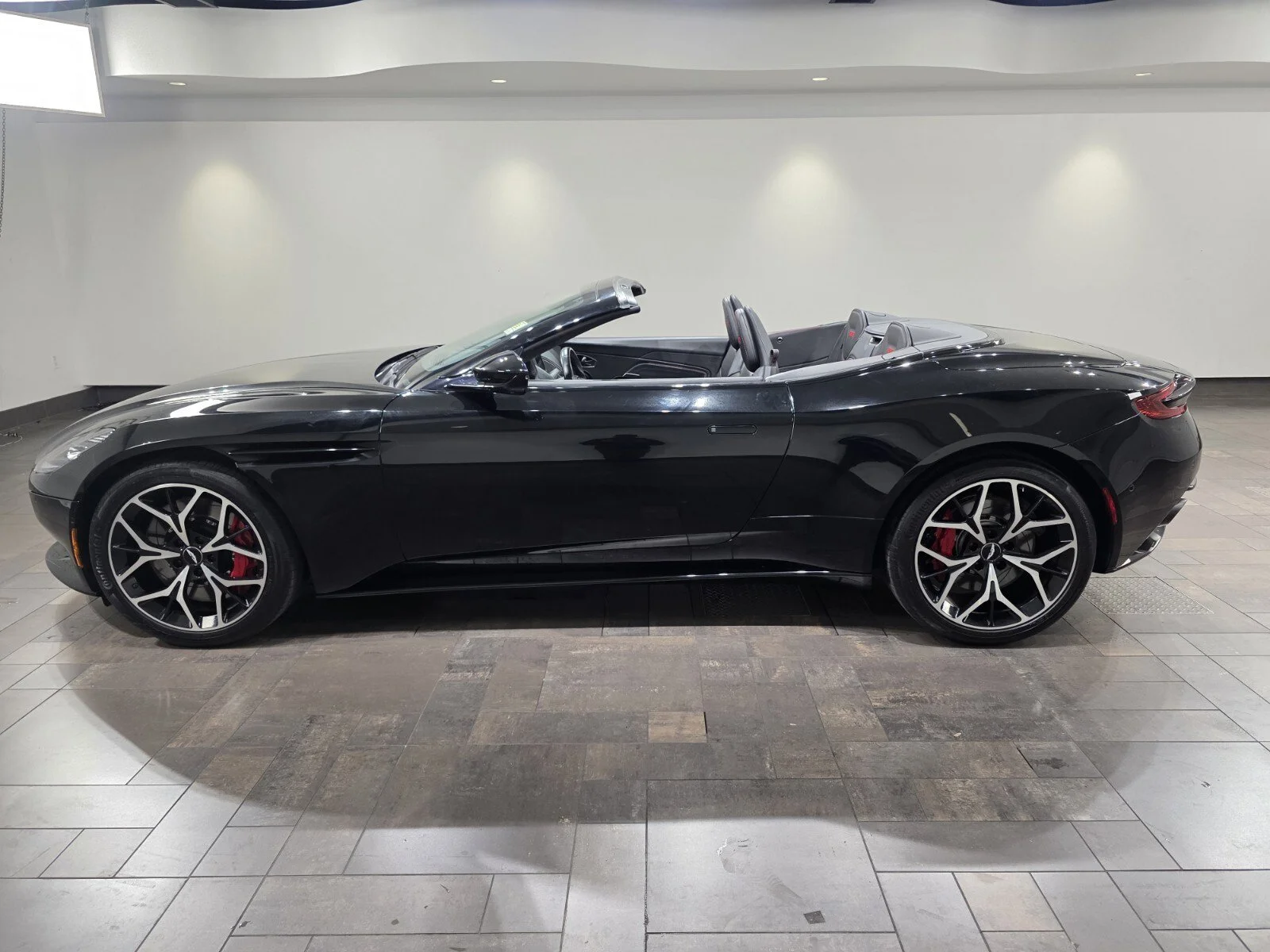 Used 2019 Jet Black Aston Martin Volante image 22