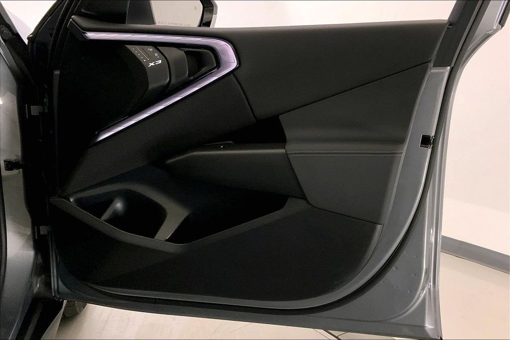 Used 2025 Skyscraper Grey Metallic BMW  image 25