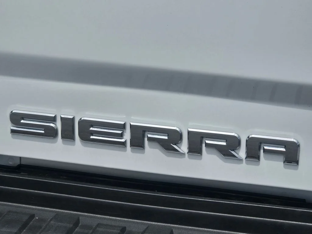 Used 2018 White GMC SLE image 6