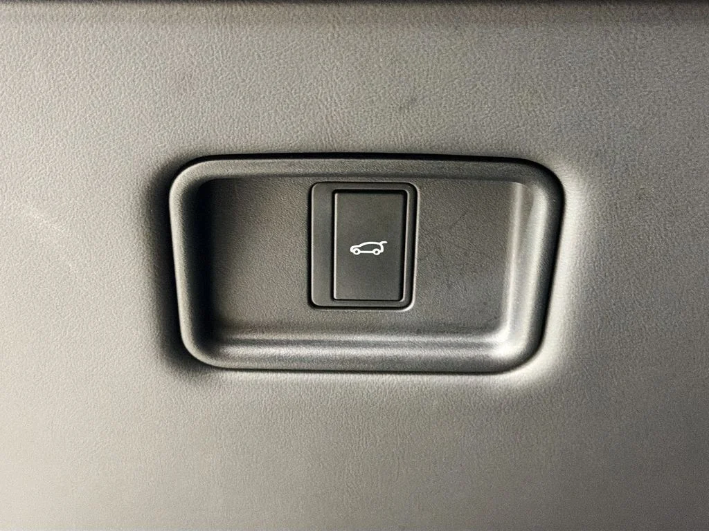 Used 2024 White Land Rover SE image 10