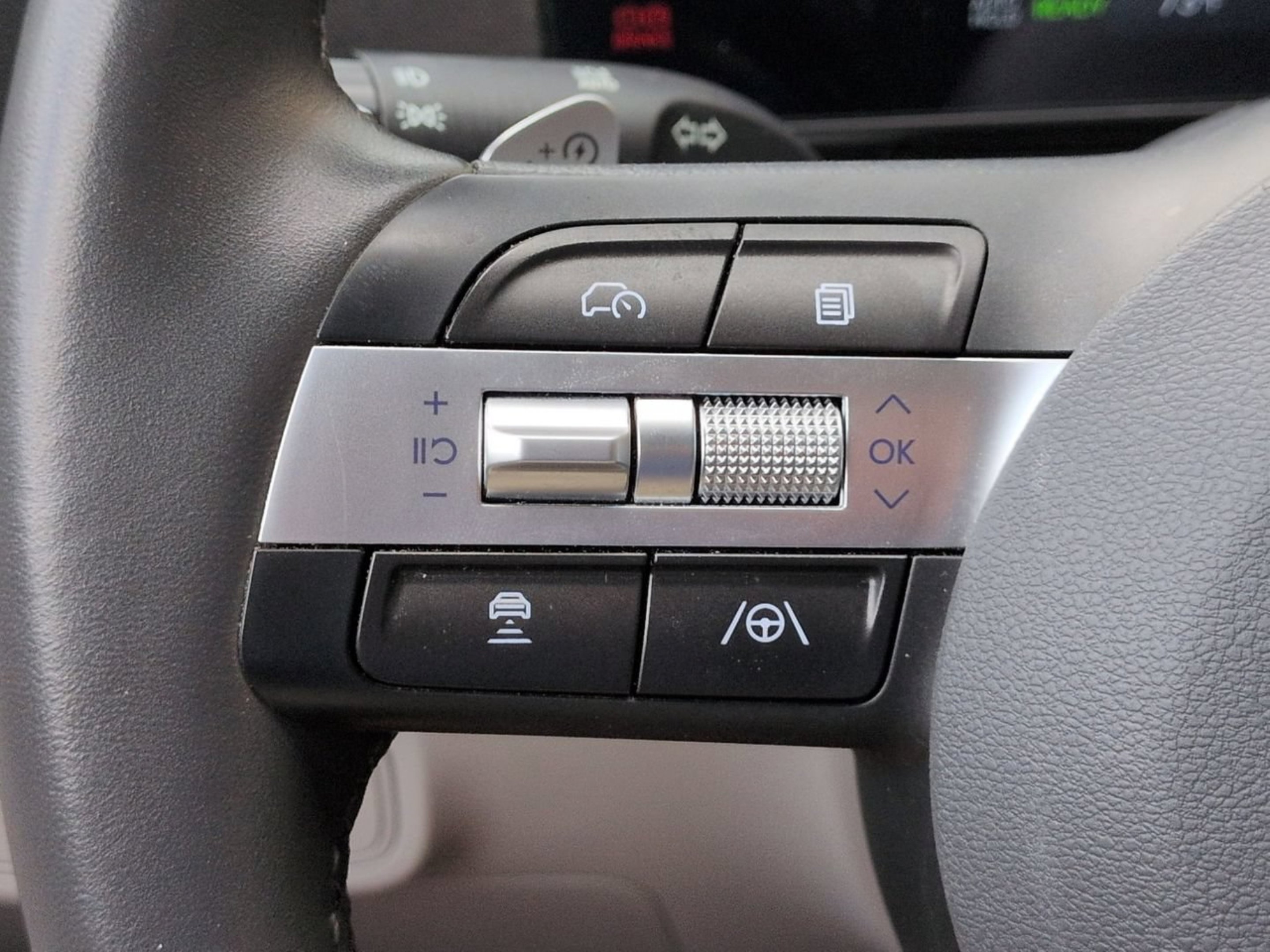 Used 2025 Abyss Black Pearl Hyundai SEL image 23