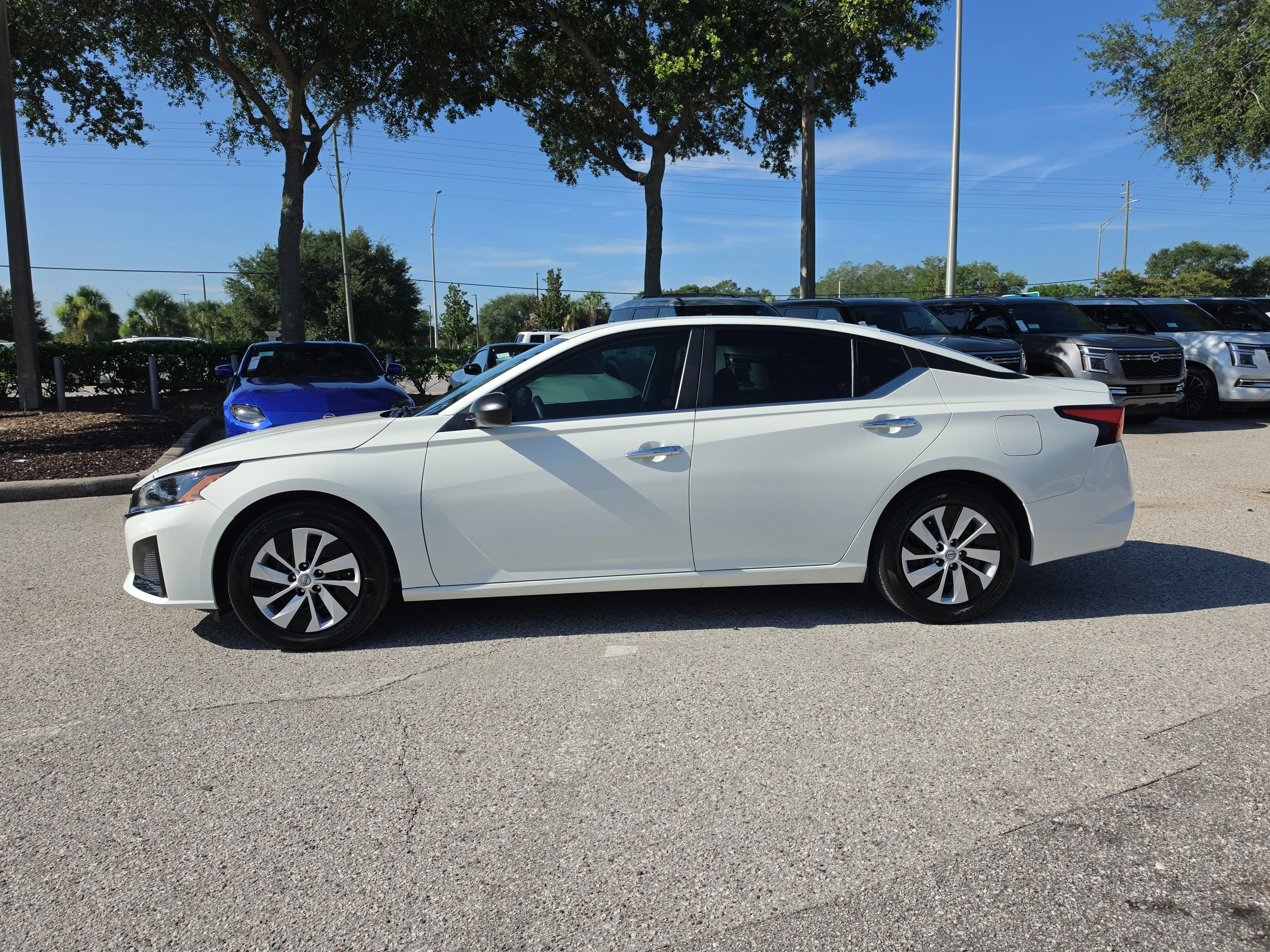 Certified Used 2025 Glacier White Nissan S image 5