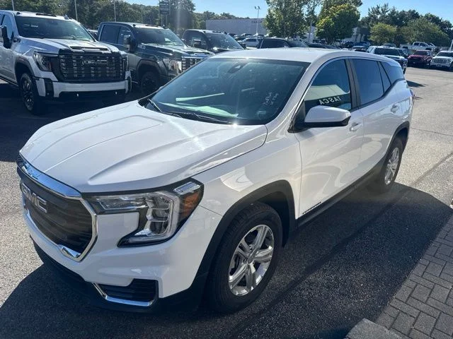 Used 2024 White GMC SLE image 3