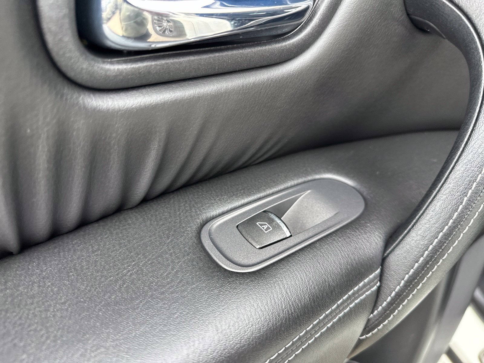 Used 2020 White Nissan Platinum image 30