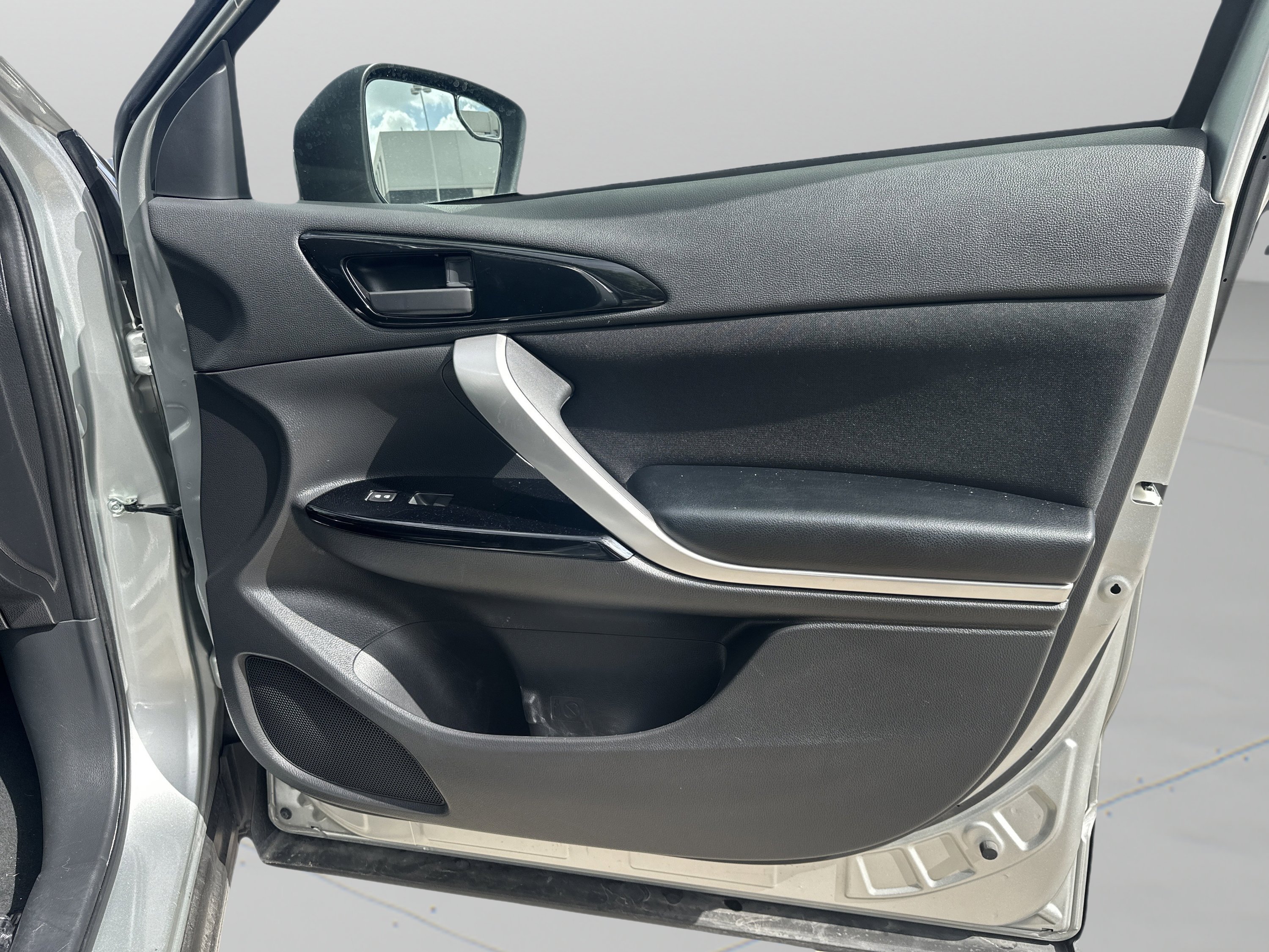Used 2025 Silver Mitsubishi LE image 13