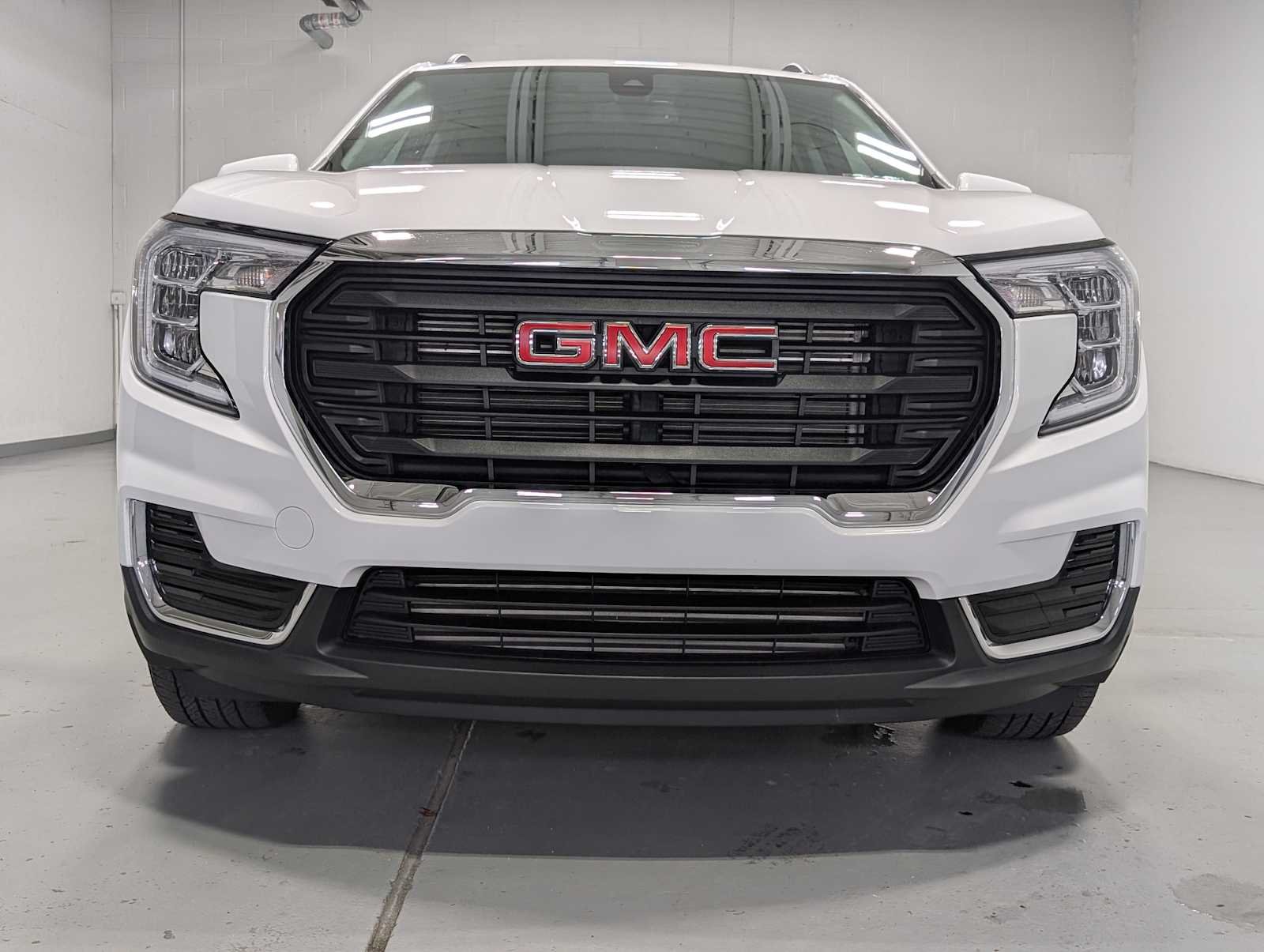 Used 2023 Summit White GMC SLE image 2