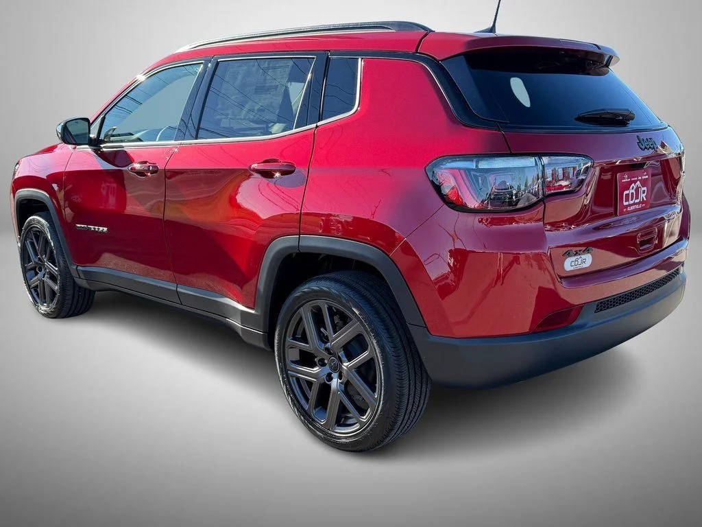 New 2026 Red Hot Pearl-Coat Exterior Paint Jeep Latitude image 4