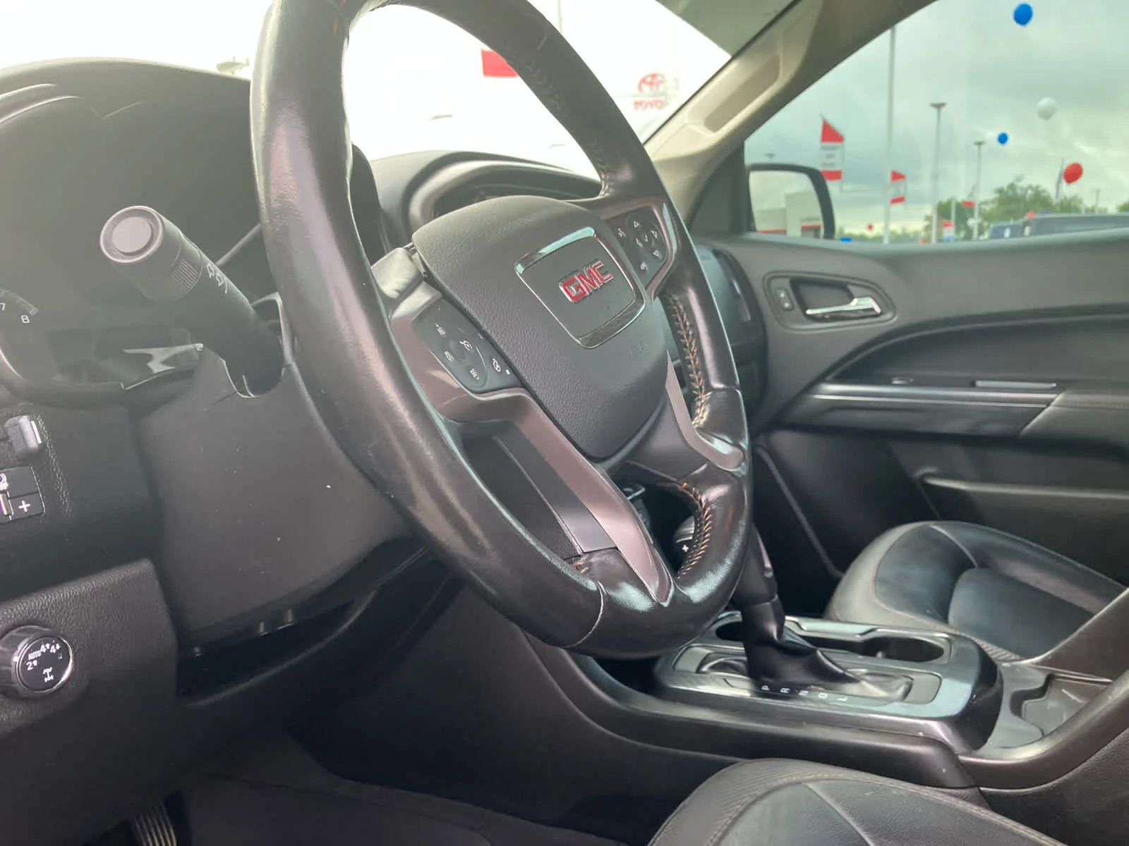 Used 2021 Summit White GMC 4WD AT4 w/Leather image 9